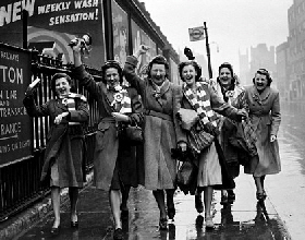 FEMALE LIVERPOOL FA CUP SUPPORTERS 1950s